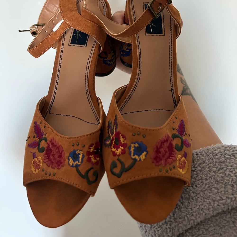 Tan suede flower stitch heel sandals size 7